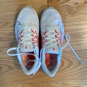 Womens Nike Quest size 8